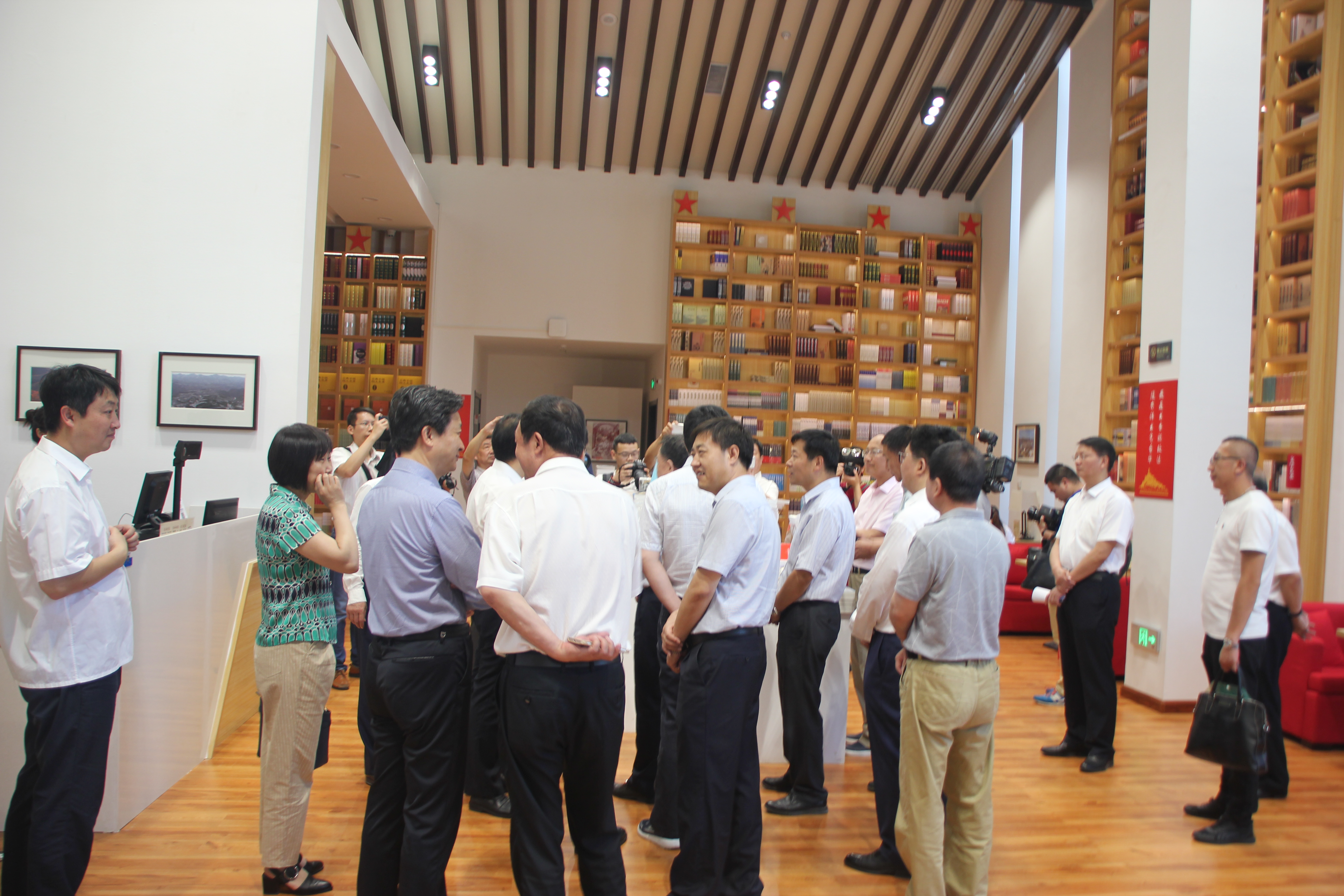 余少松出席延安书局揭牌仪式并参观"学习书院"